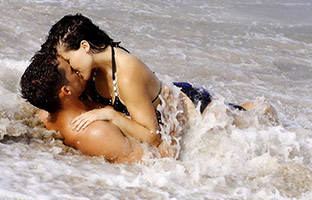 beach-kissing